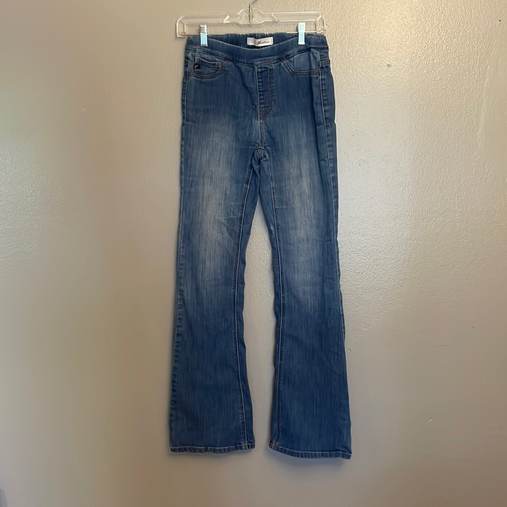 Gently worn KanCan pull on flare jeans.